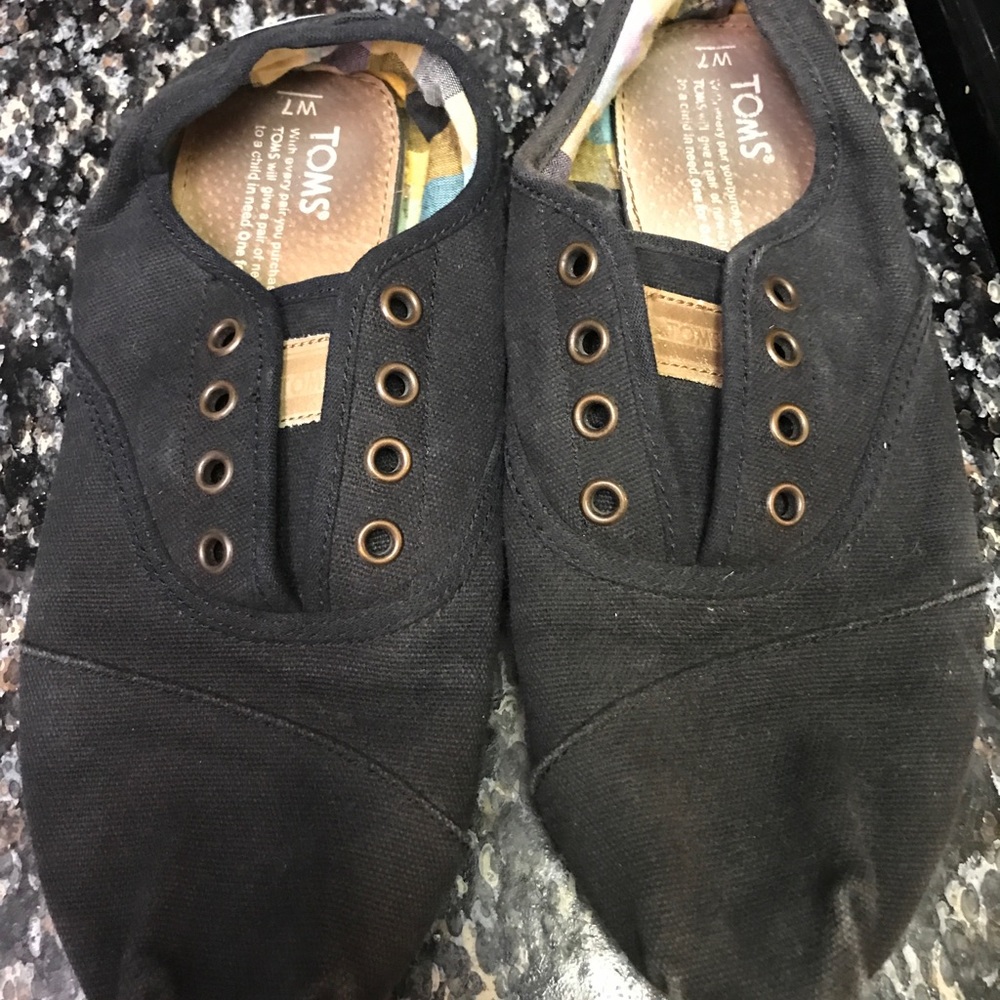 Black Canvas Toms with shoelace holes